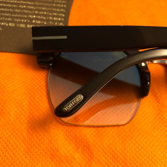 Gorgeous Tom Ford Sunglasses Like new - Picture 5 of 7